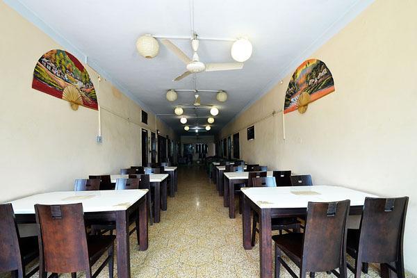 Hotel Ajaya Varanasi Esterno foto