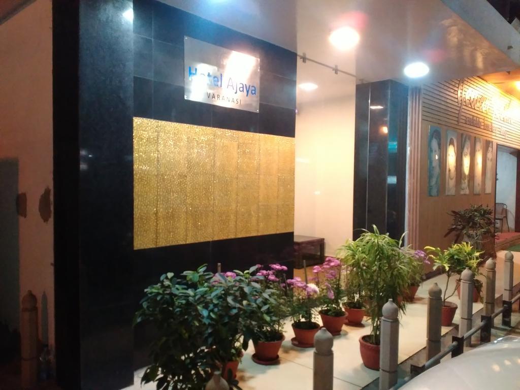 Hotel Ajaya Varanasi Esterno foto