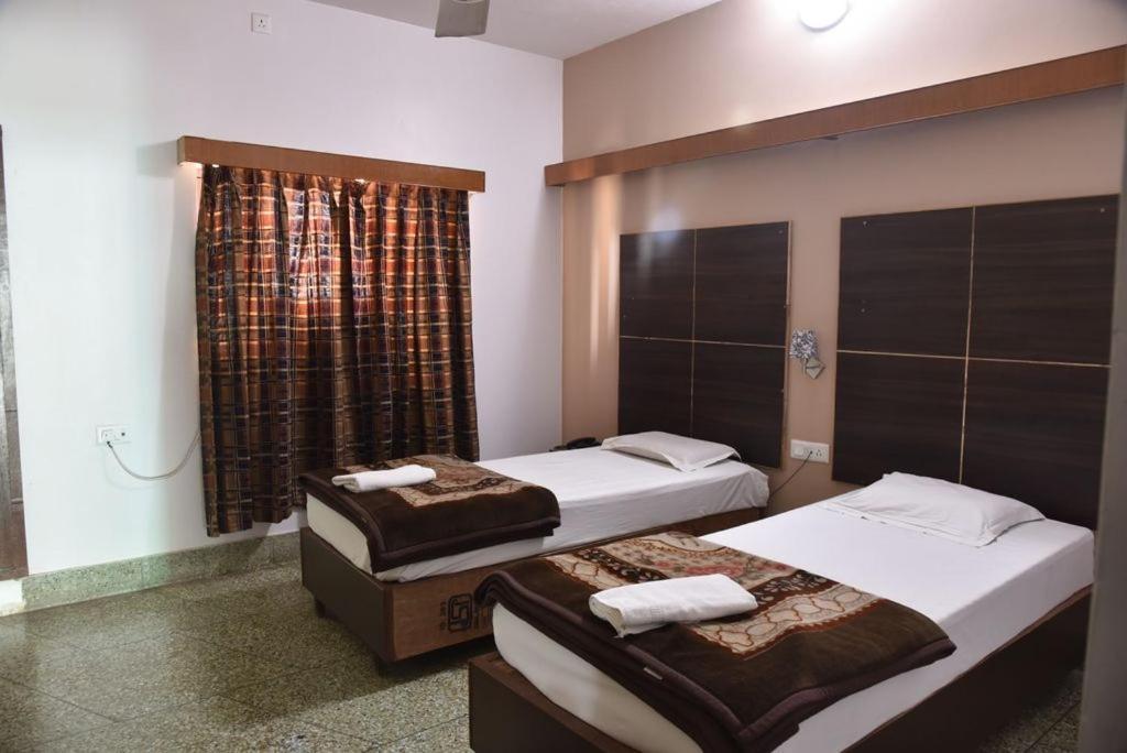 Hotel Ajaya Varanasi Esterno foto